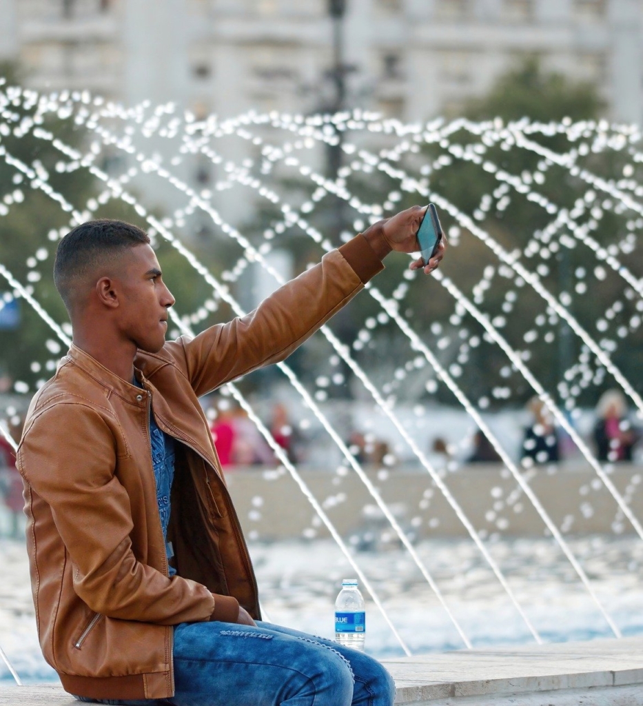 Boy Selfie Fountain Park  - Surprising_Shots / Pixabay