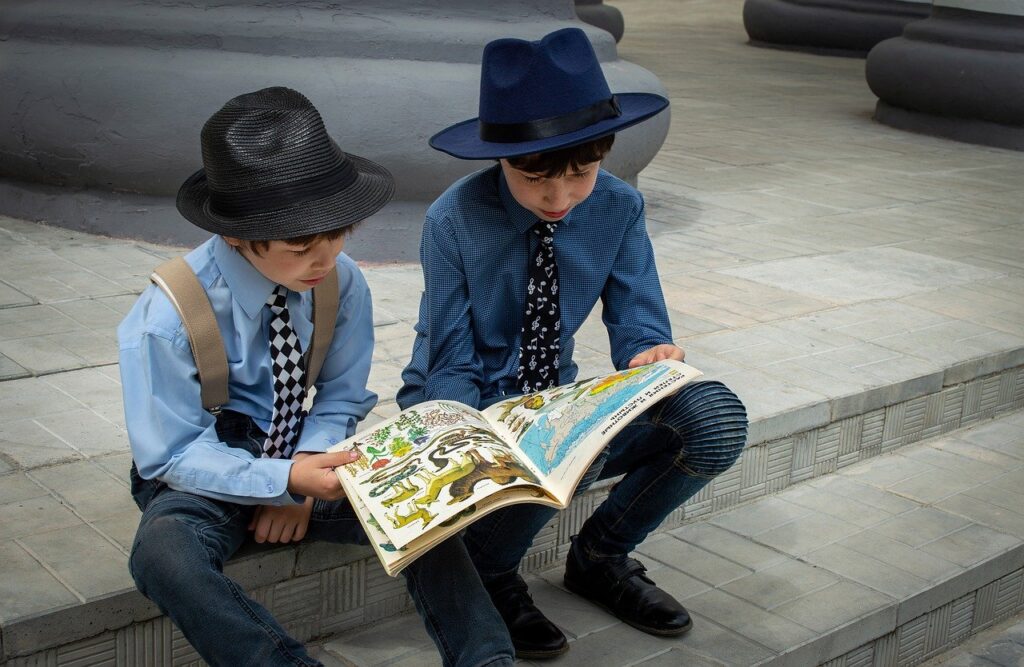 Boys Read Atlas Book Kids  - Victoria_Borodinova / Pixabay