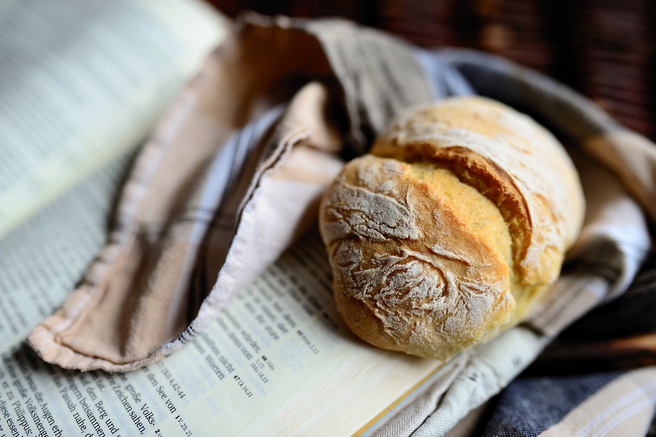 Bread Roll Bun Sweet Dessert  - congerdesign / Pixabay