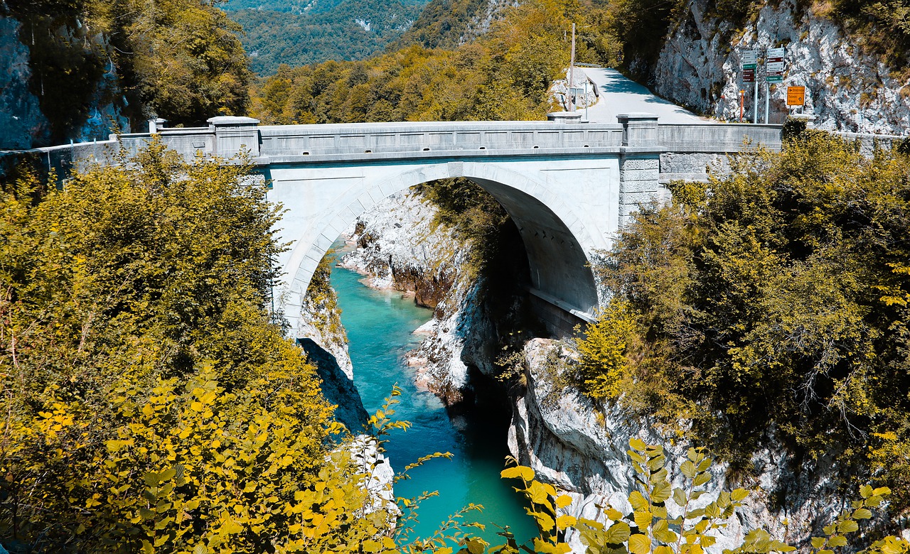 Bridge River Mountains Water Bach - GreenvalleyPictures / Pixabay