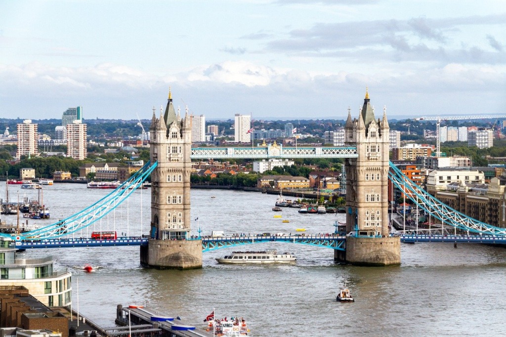 Bridge River Skyscrapers Skyline  - anikinearthwalker / Pixabay