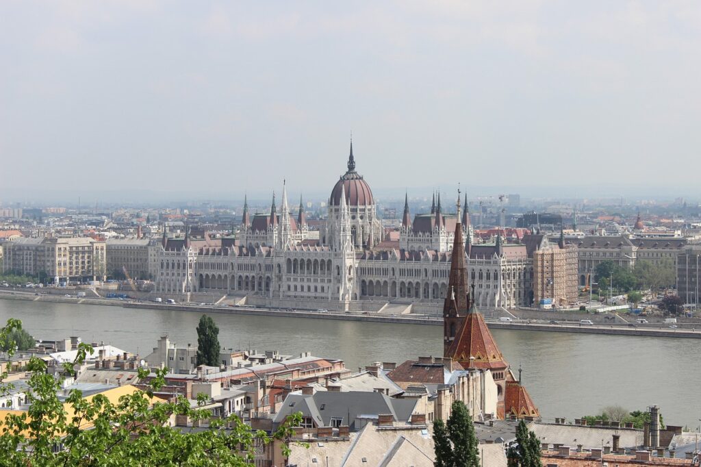 Budapest Hungary Danube River City  - beingboring / Pixabay