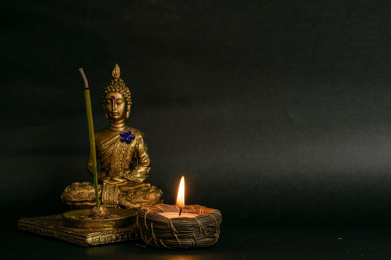 Buddha Statue Candle Spiritual  - ernestovdp / Pixabay