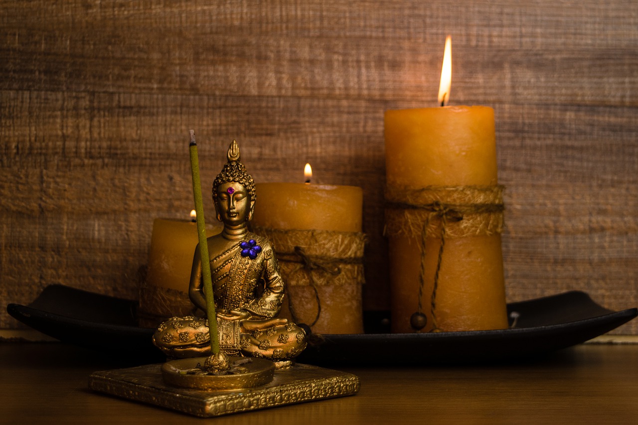Buddha Statue Candles Spiritual  - ernestovdp / Pixabay