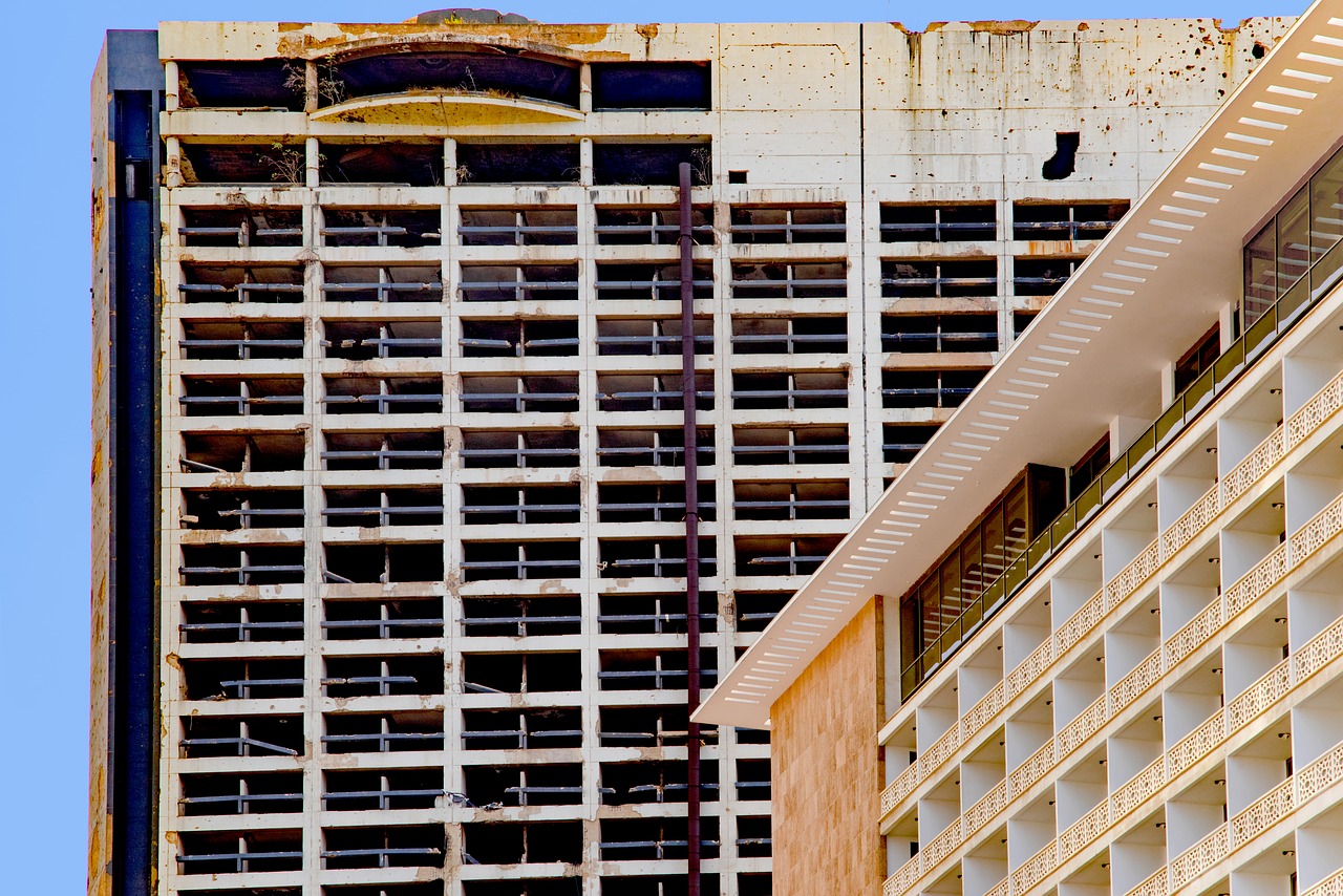 Building Hotel Holiday Inn Ruin  - djedj / Pixabay