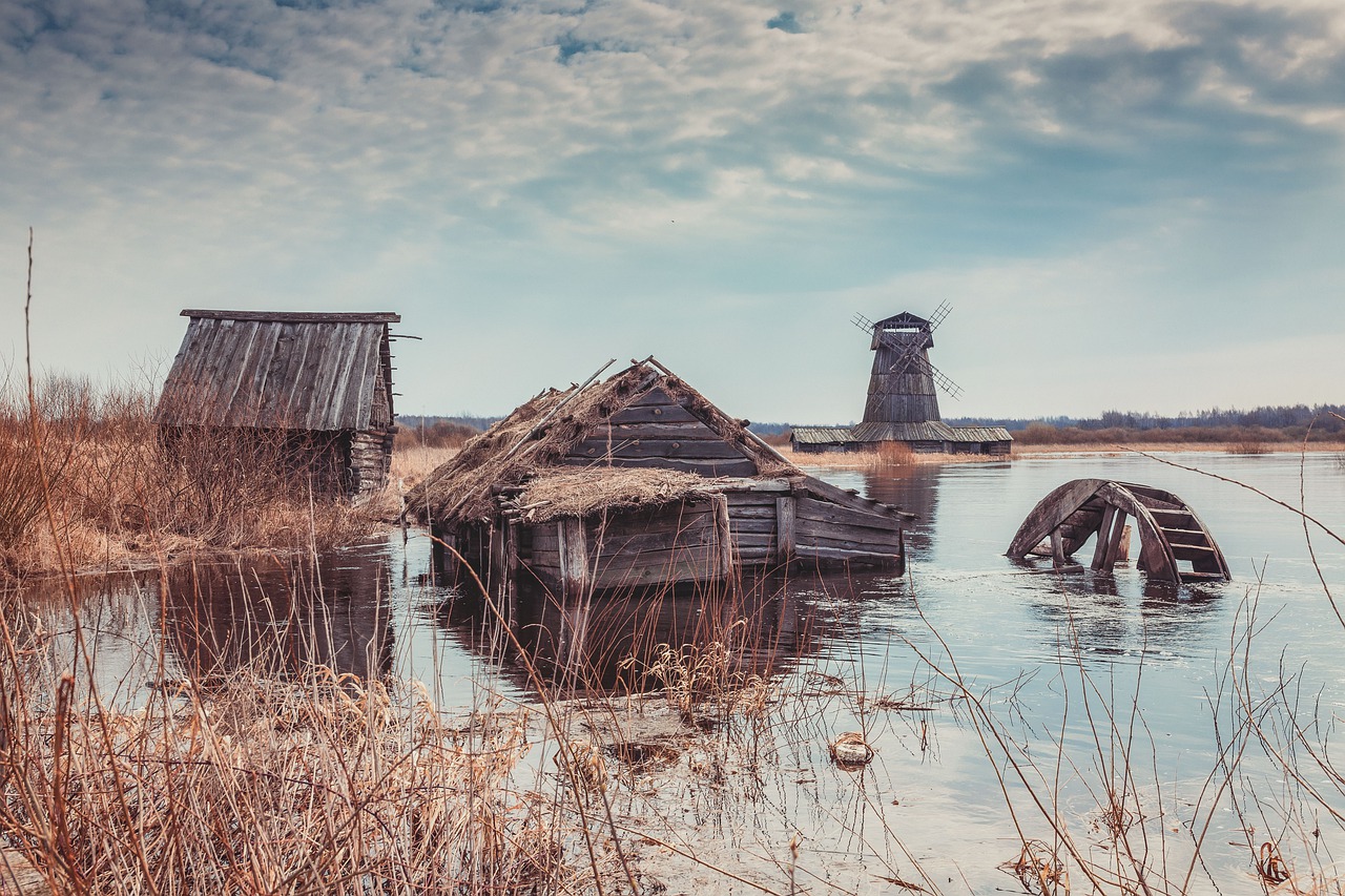 Cabins Houses Windmill Lake Flood - arkadiy69 / Pixabay