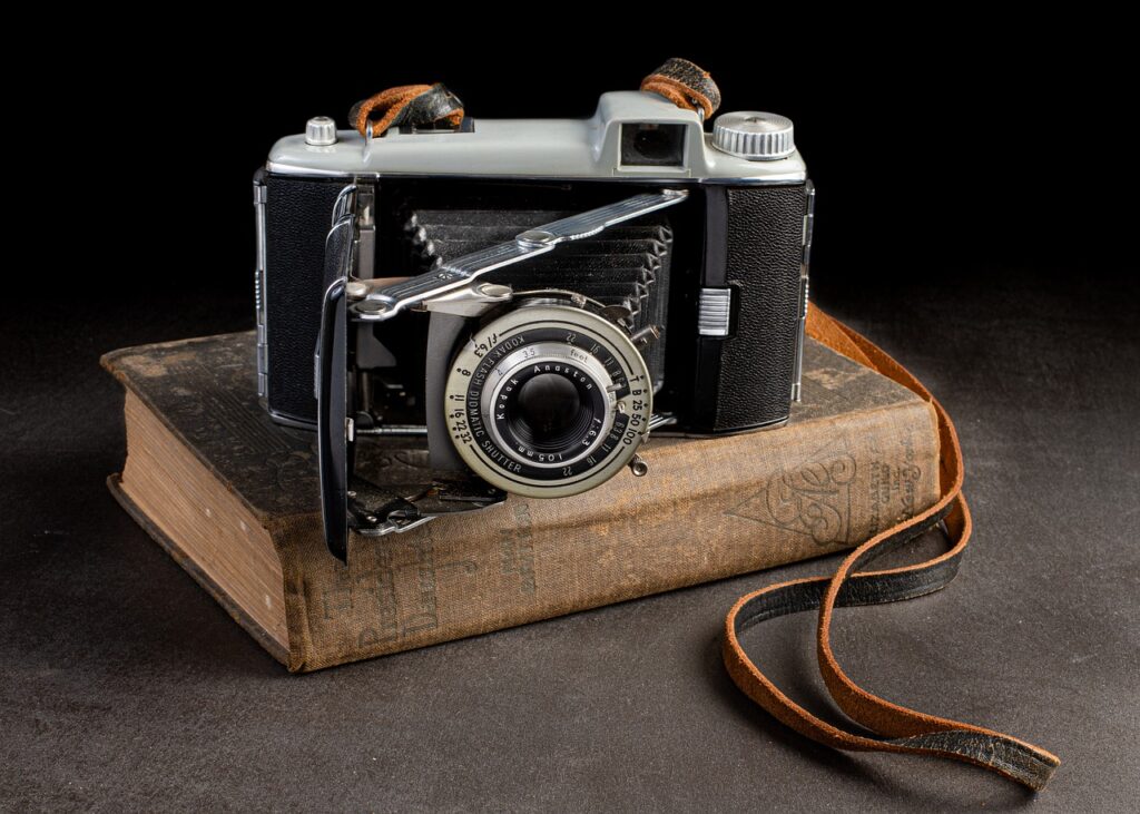 Camera Lens Book Strap Equipment  - MVDigitalDesign / Pixabay