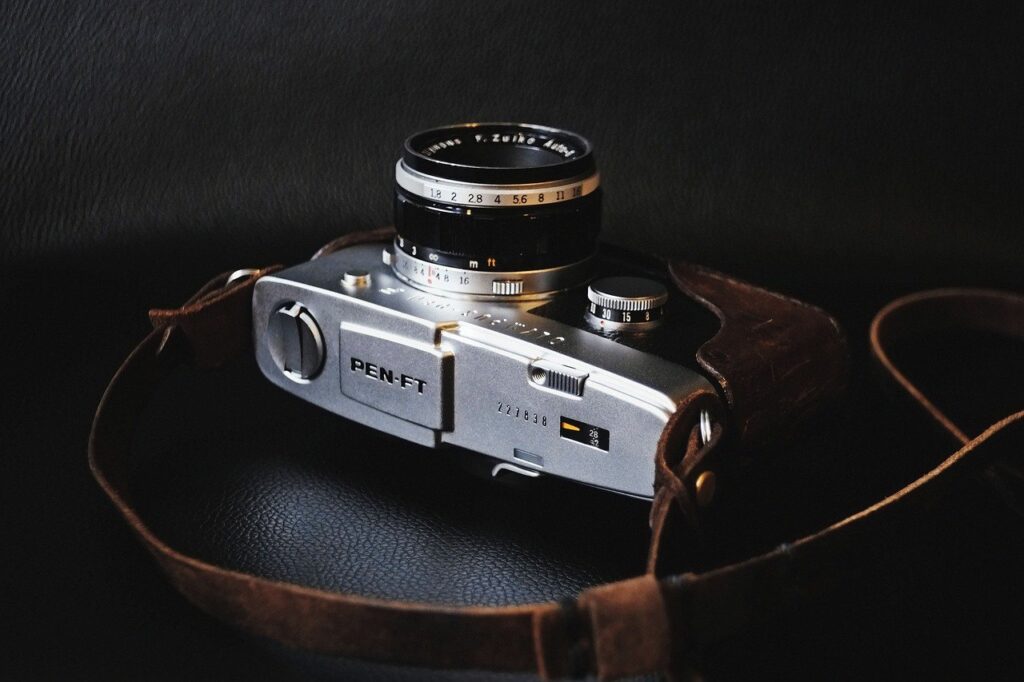 Camera Lens Shutter Equipment  - coyot / Pixabay