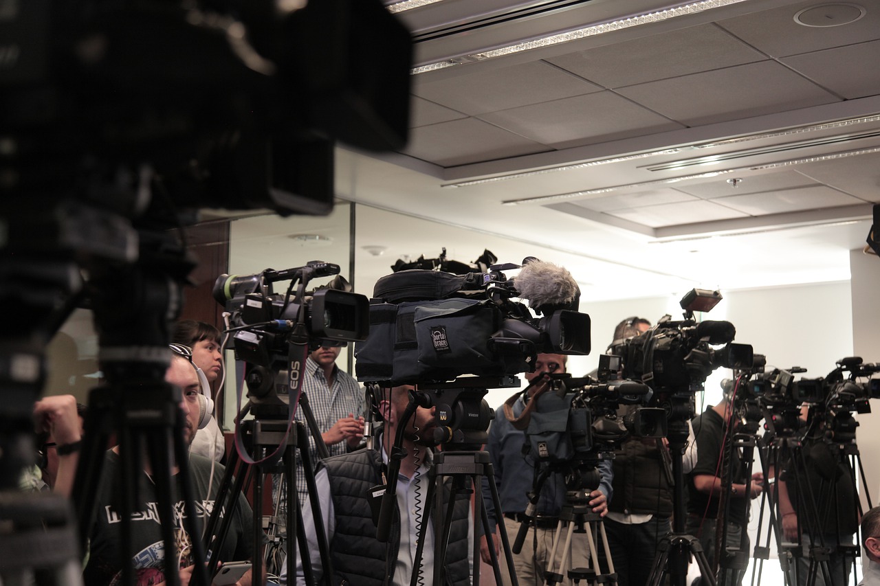 Cameras Filming Media Reporters  - damianlopjus / Pixabay