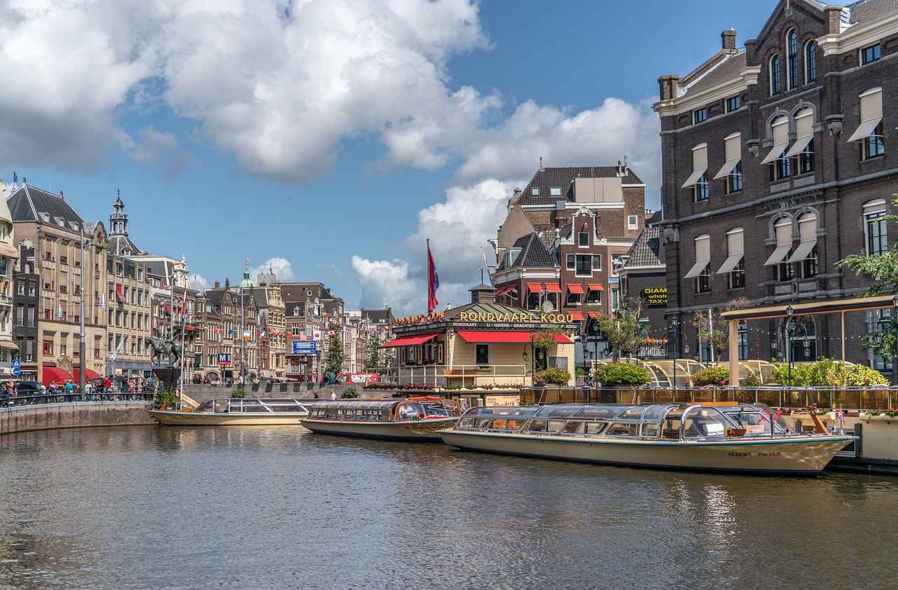 Canal Boats Buildings Amsterdam  - Michelleraponi / Pixabay