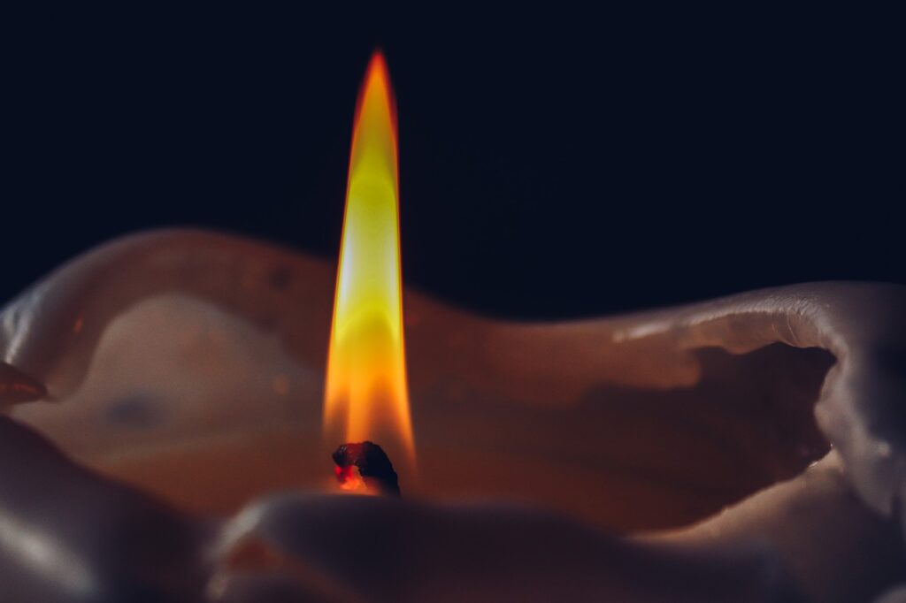 Candle Flame Light Candlelight  - mirenhayek / Pixabay