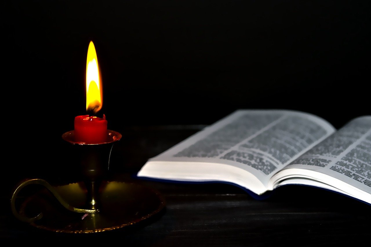 Candle Holders Bible Light Flame - lovini / Pixabay