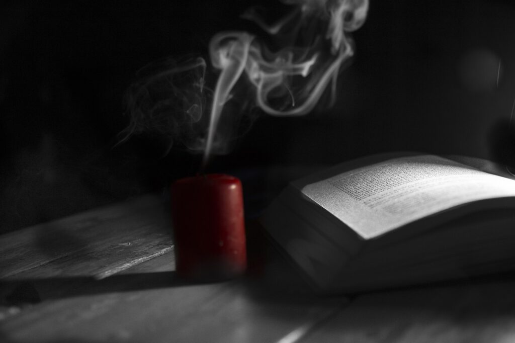 Candle Smoke Book Table  - giselaatje / Pixabay