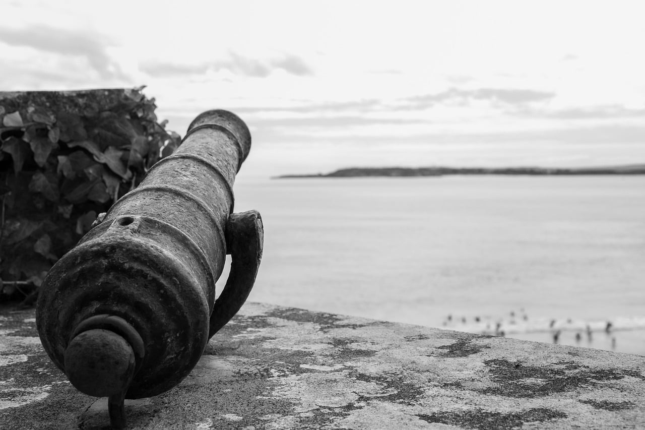 Cannon Gun Defences Cannonball  - EvokePhotos / Pixabay