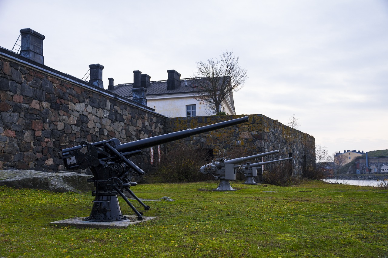 Cannon Tourism Travel Finland  - martex5 / Pixabay