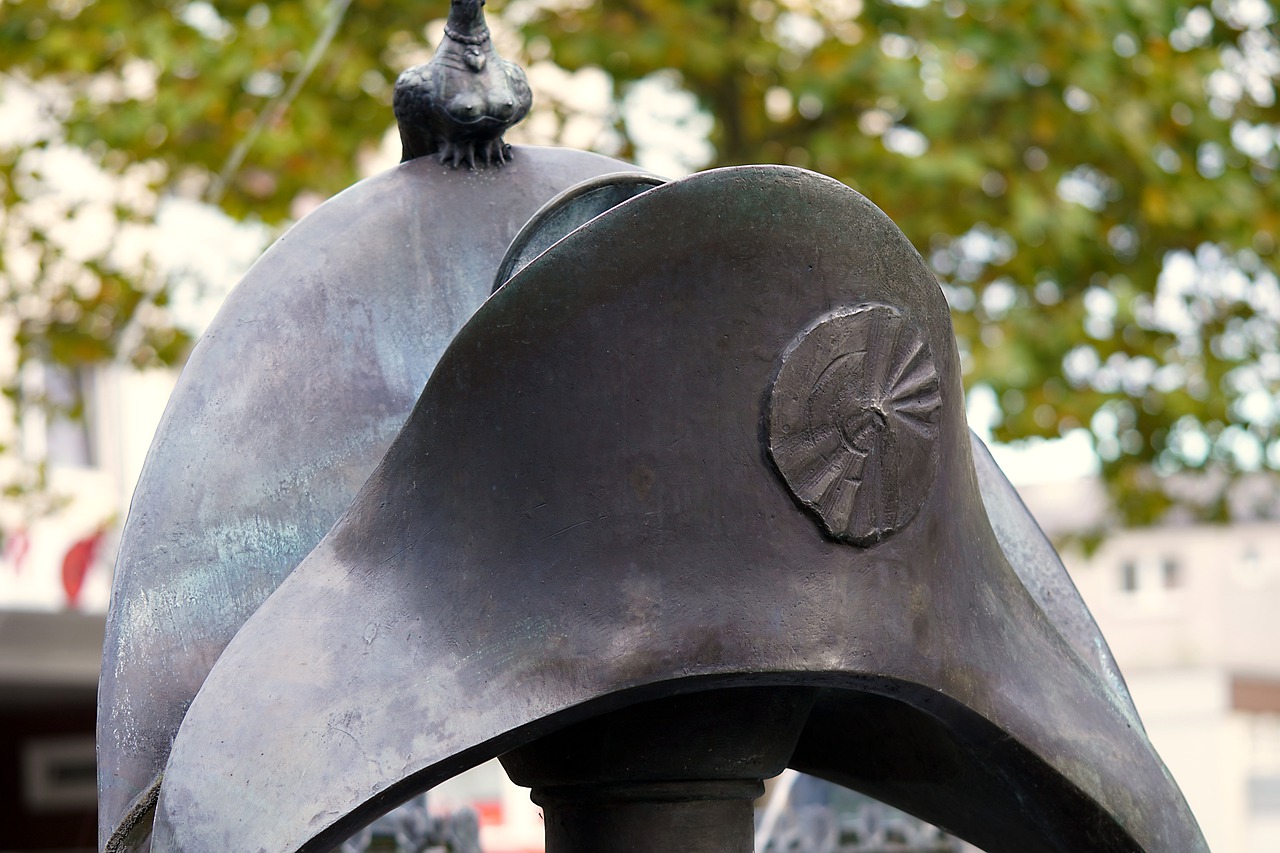 Cap Bicorn Napoleon Metal Monument  - matthiasboeckel / Pixabay