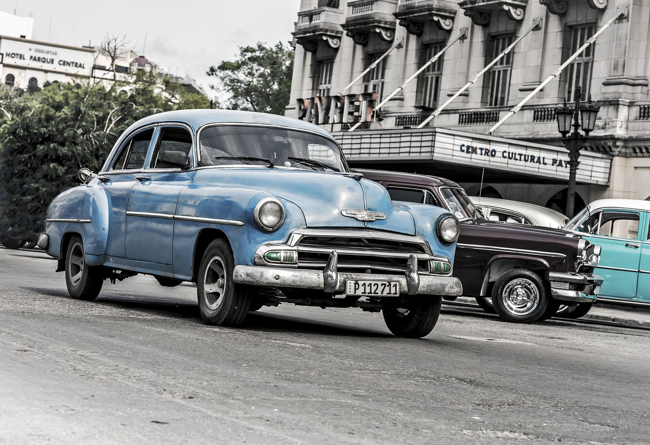 Car Street Automobile Road Vehicle - Cat001 / Pixabay