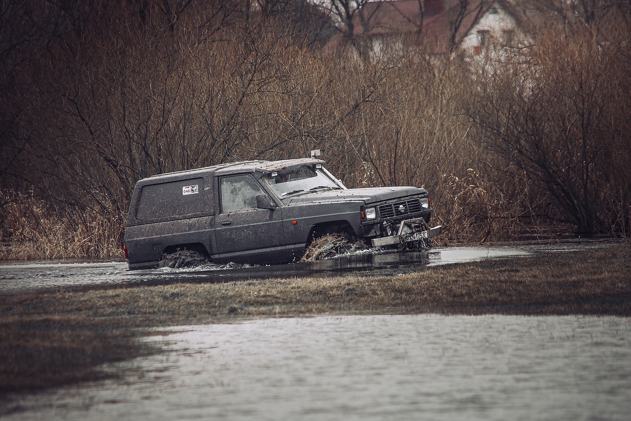 Car Vehicle Suv Mud Water Dirt - jwvein / Pixabay