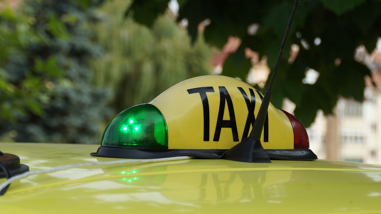 Car Vehicle Taxi Lamp Green  - MGMOVIE / Pixabay