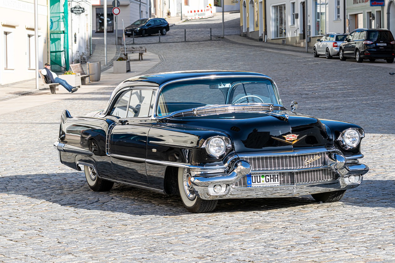 Car Vintage Engine Antique Car  - Coernl / Pixabay