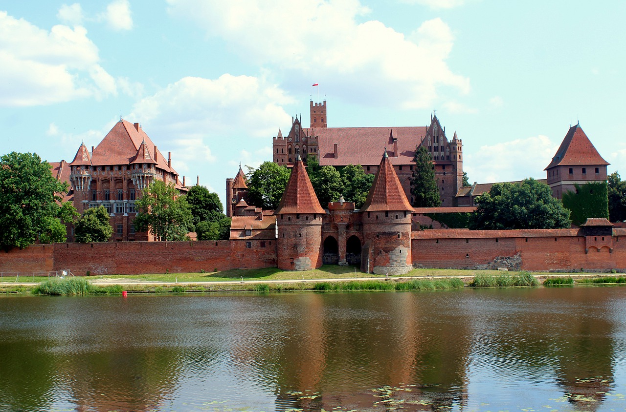 Castle Building Fortress River  - _Alicja_ / Pixabay