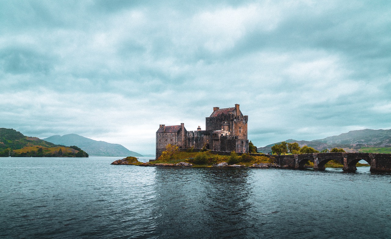 Castle Lake Mountains Water Clouds  - AlanFrijns / Pixabay