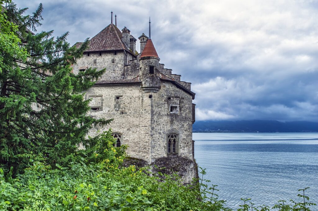 Castle Lake Switzerland Building  - enriquelopezgarre / Pixabay