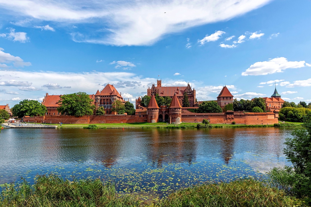 Castle River Malbork Castle Clouds  - marekcygan / Pixabay