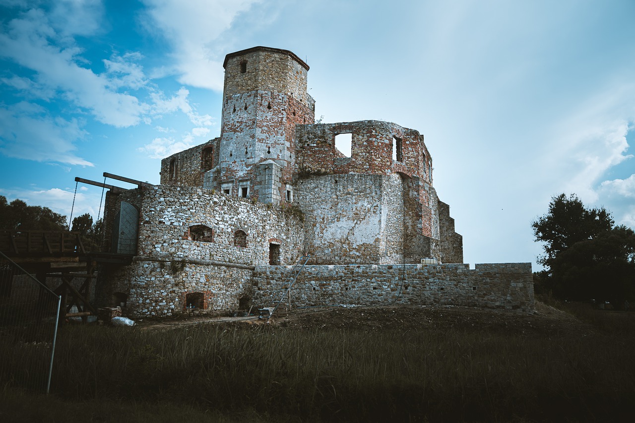 Castle Ruins Old Abandoned - Peszmek / Pixabay