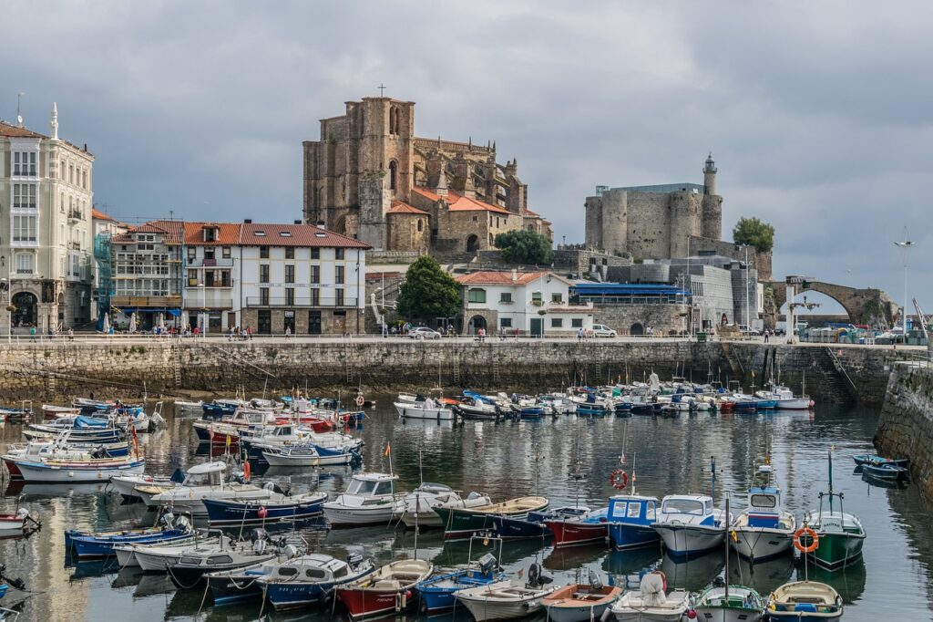 Castro Urdiales Cantabria Spain  - javierAlamo / Pixabay