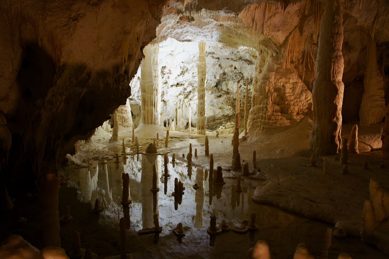 Cave Frasassi Stalactite Cave  - famhud / Pixabay