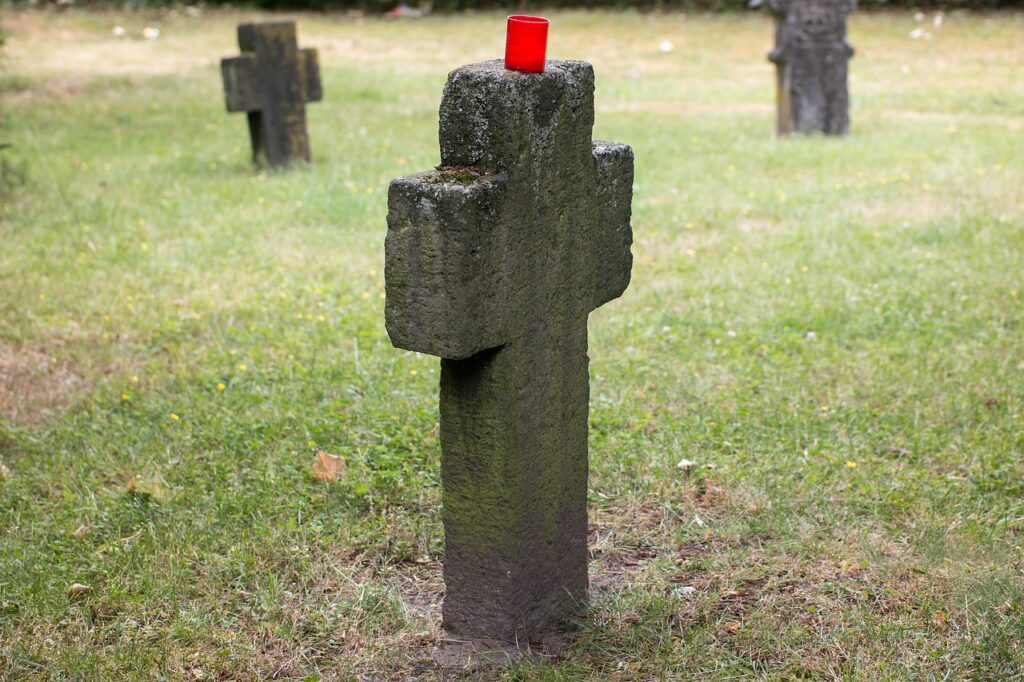 Cemetery Tombstone Cross Old Tomb  - Didgeman / Pixabay