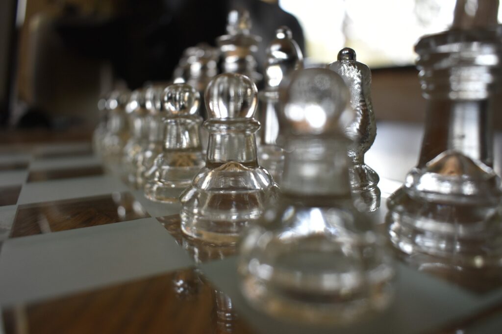 Chess Piece Strategy Competition  - SailingOnChocolateRoses / Pixabay