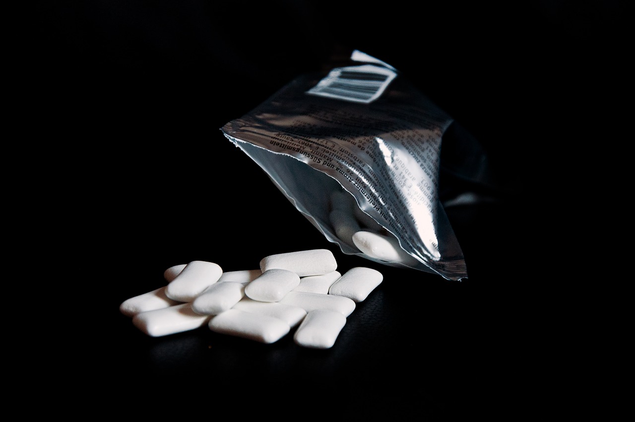 Chewing Gum Table Scattered  - athree23 / Pixabay