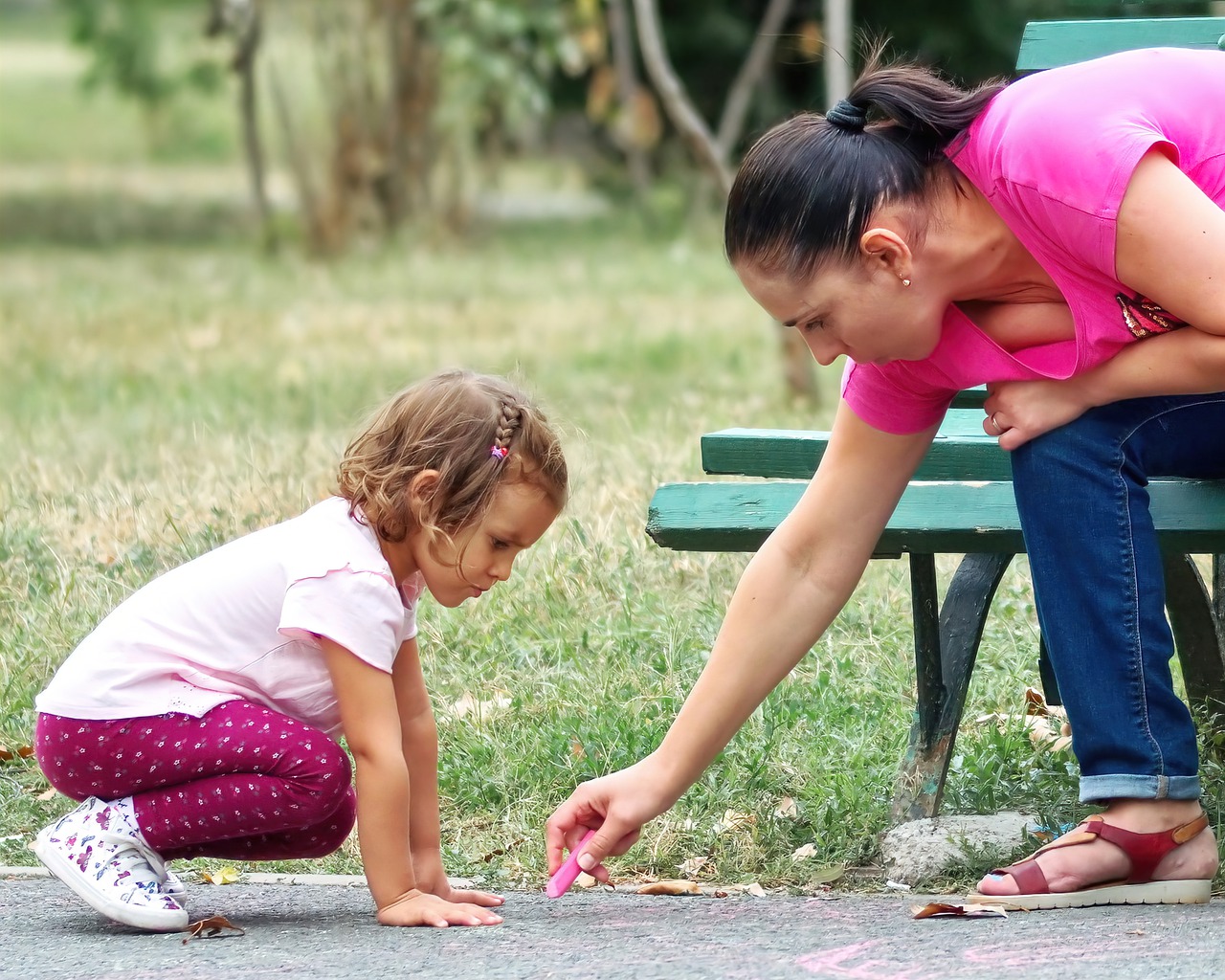 Child Mother Playing Drawing Chalk  - icsilviu / Pixabay