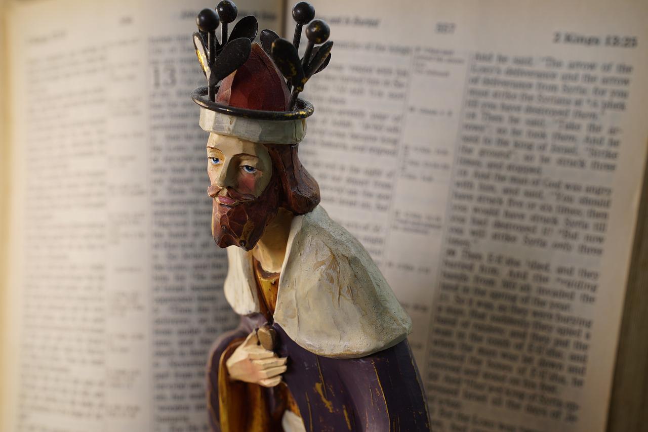 christian figurine the king 2778587