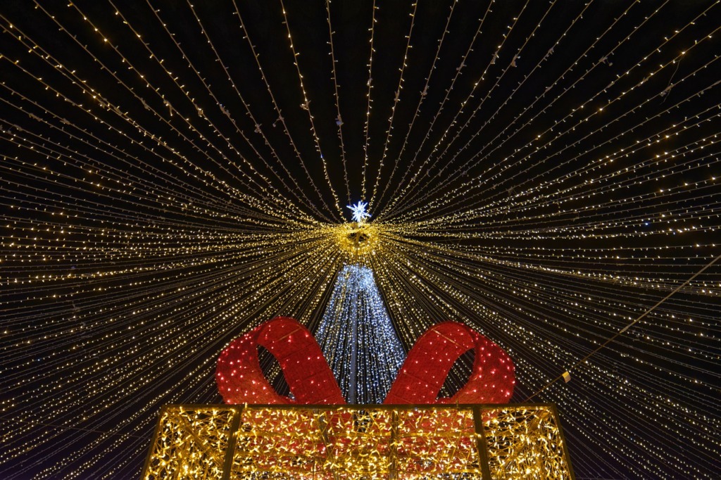Christmas Lights Night  - Surprising_Shots / Pixabay