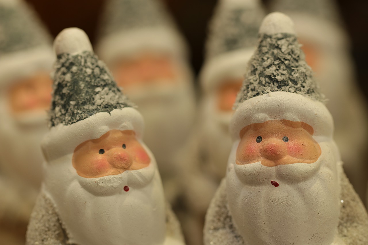 Christmas Santa Claus Figurine  - MarjonBesteman / Pixabay