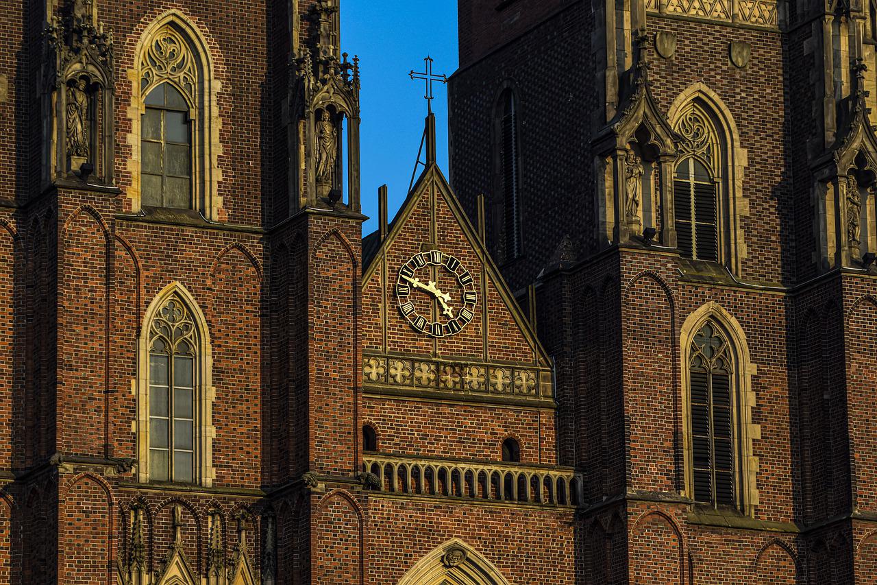 Church Clock Building Brick Stone  - aszak / Pixabay