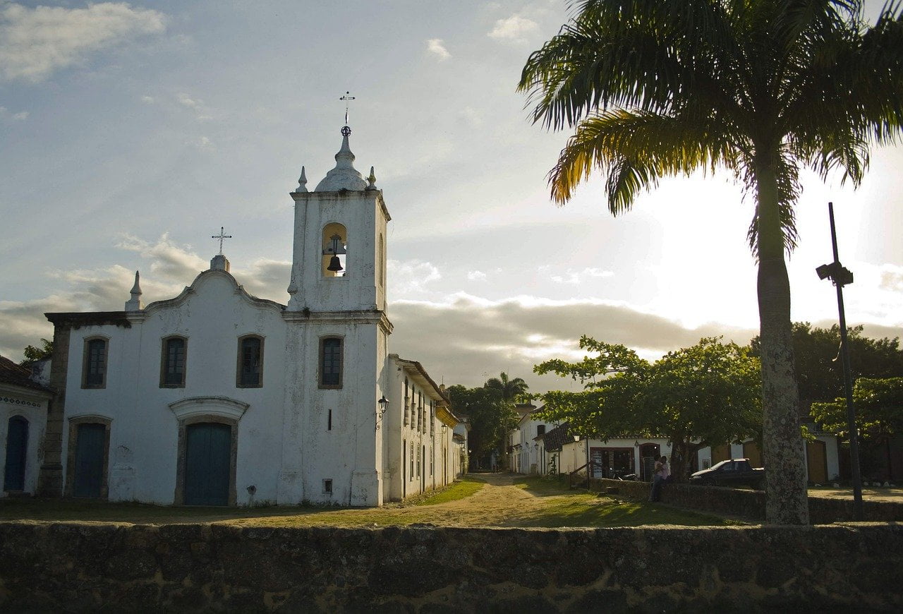 Church Colonial Palm Tree City  - angelacatussia / Pixabay