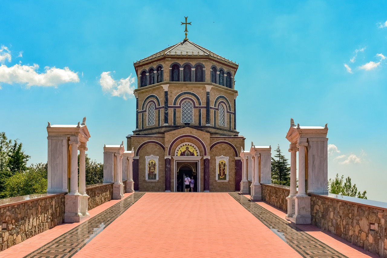 Church Monument Building Entrance - dimitrisvetsikas1969 / Pixabay