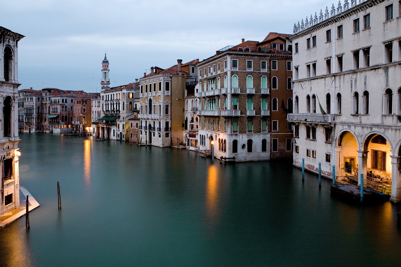 City Canal Venice Buildings Lights  - 20706085 / Pixabay