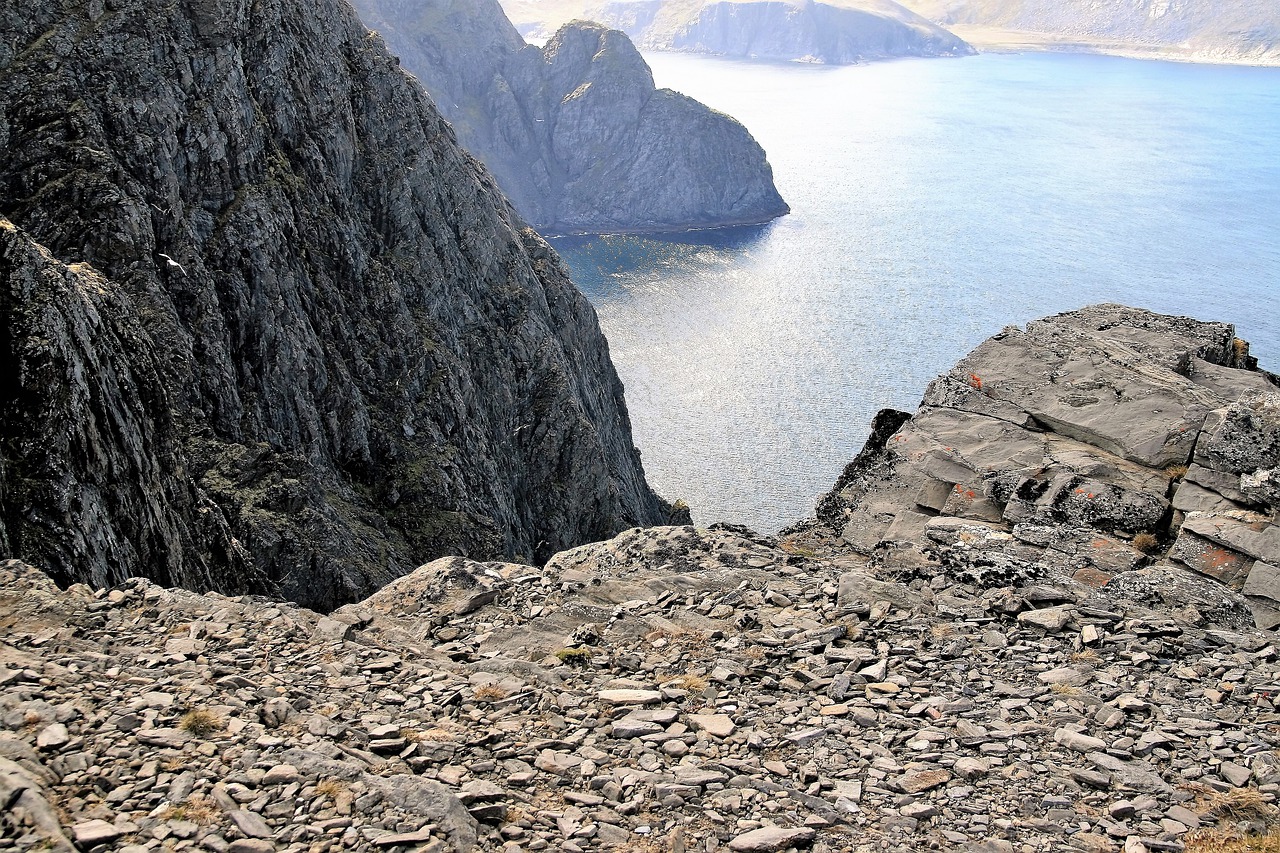 Cliff Rocks Lake Steep Stones  - WalterBieck / Pixabay