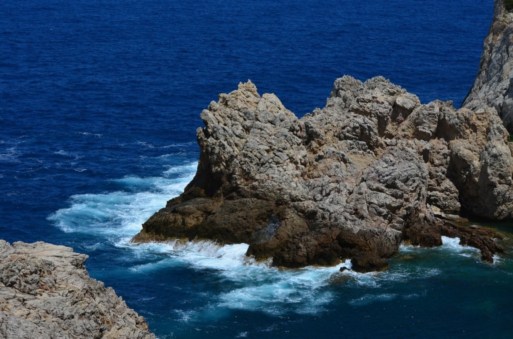 Cliffs Rock Water Nature Coast  - Huskyherz / Pixabay