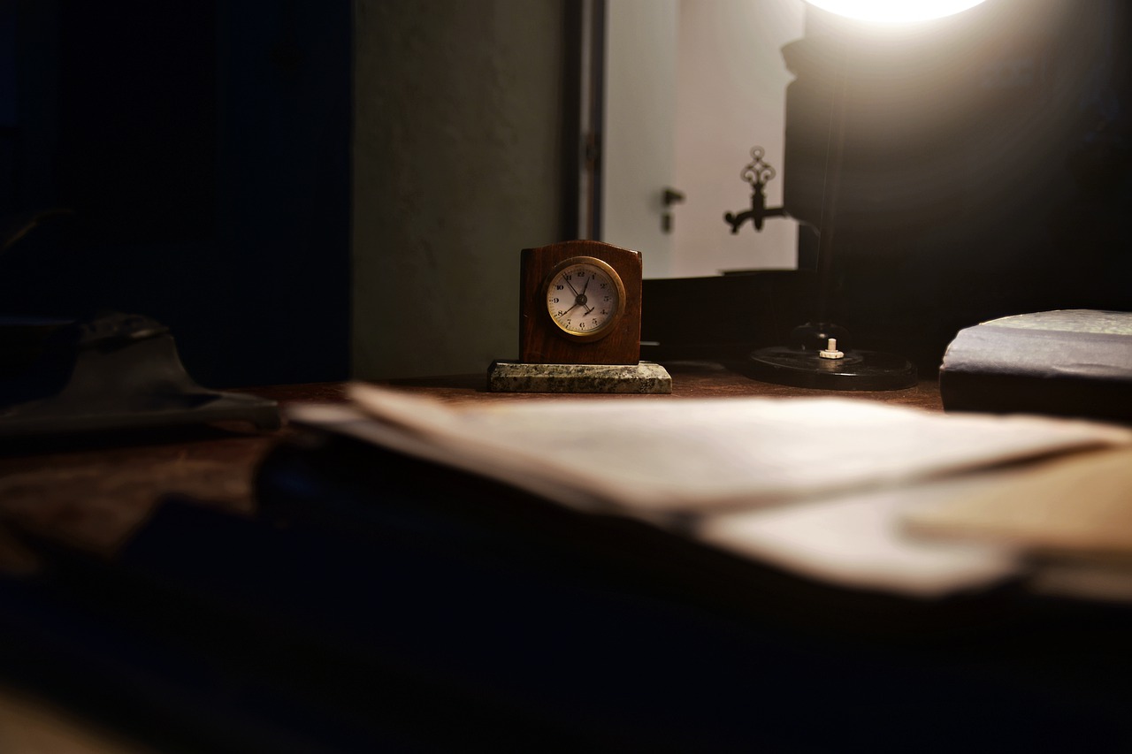 Clock Alarm Clock Small Clock - PiotrZakrzewski / Pixabay