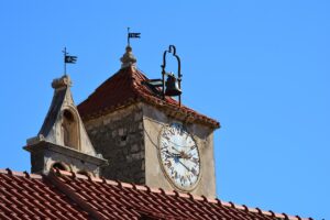 Clock Tower Belfry Roof Bell Clock  - VeleMarinkovic / Pixabay