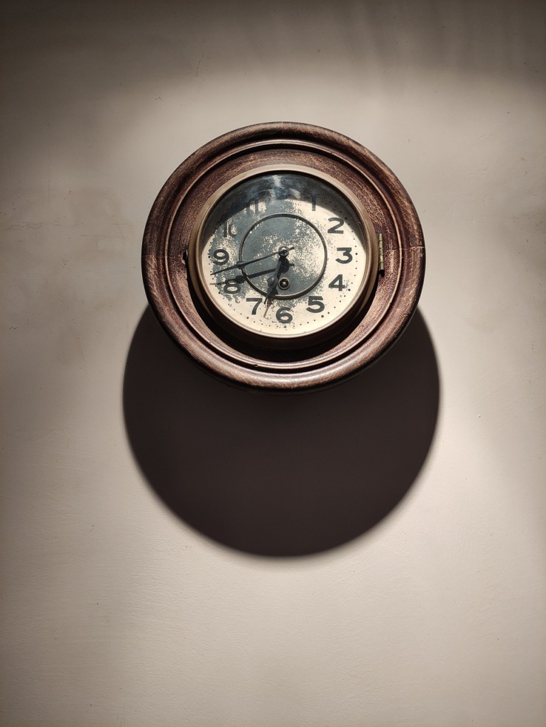 Clock Wall Vintage Old Retro  - maxichoque98 / Pixabay