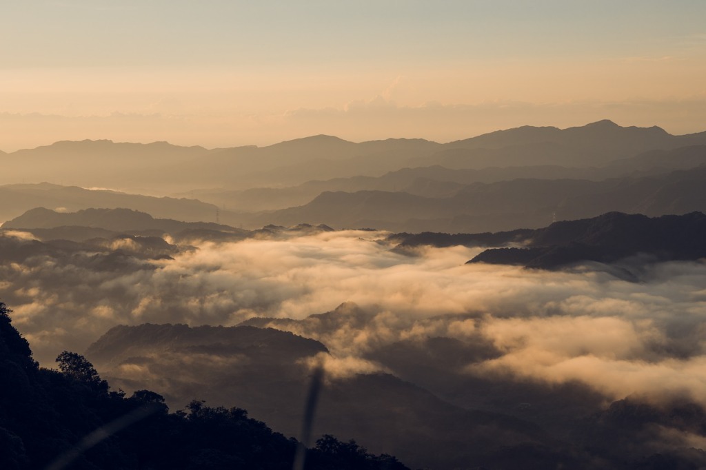 Clouds Mountains Sunrise Hills  - tronghieu / Pixabay