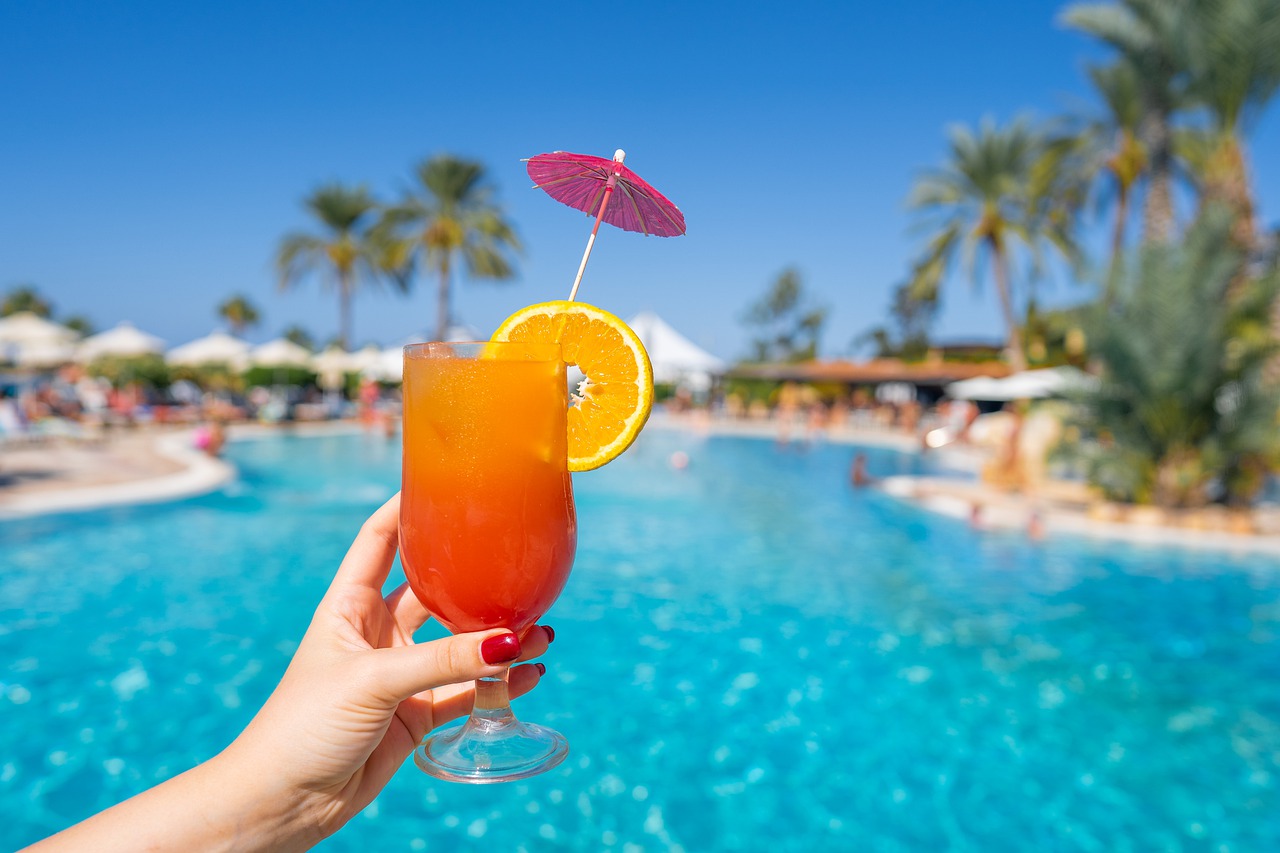 Cocktail Swimming Pool Resort - Nicholas_Demetriades / Pixabay