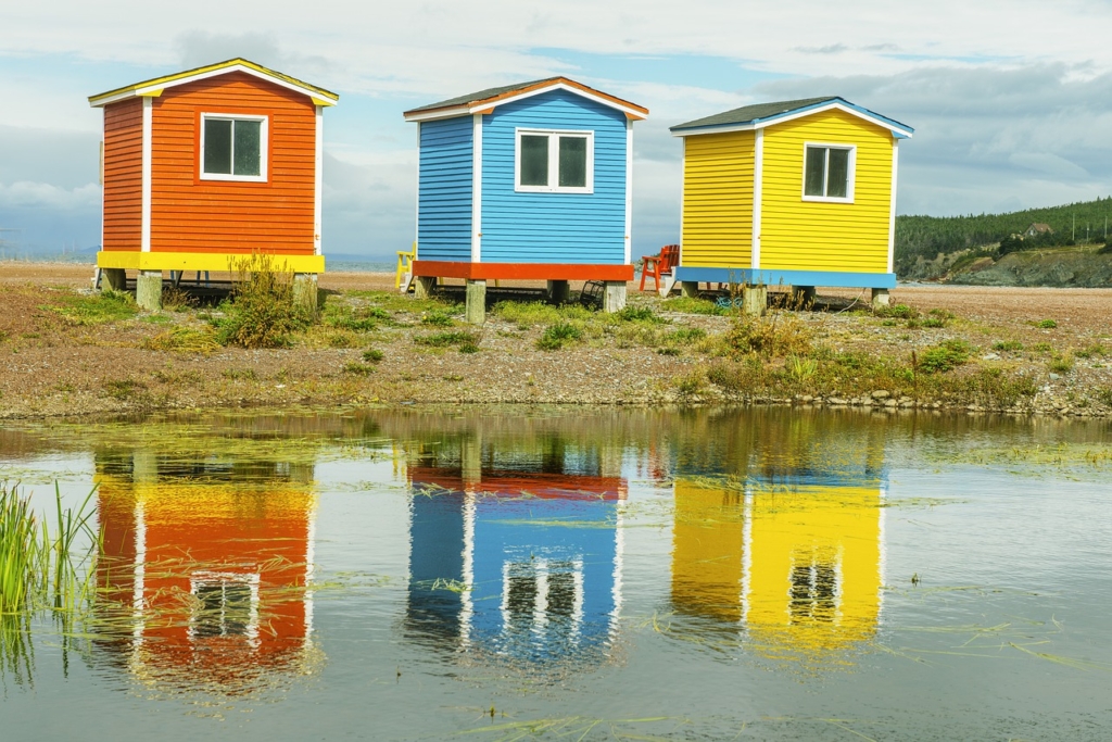 Colorful Cabins Lake Newfoundland  - PuaBar / Pixabay